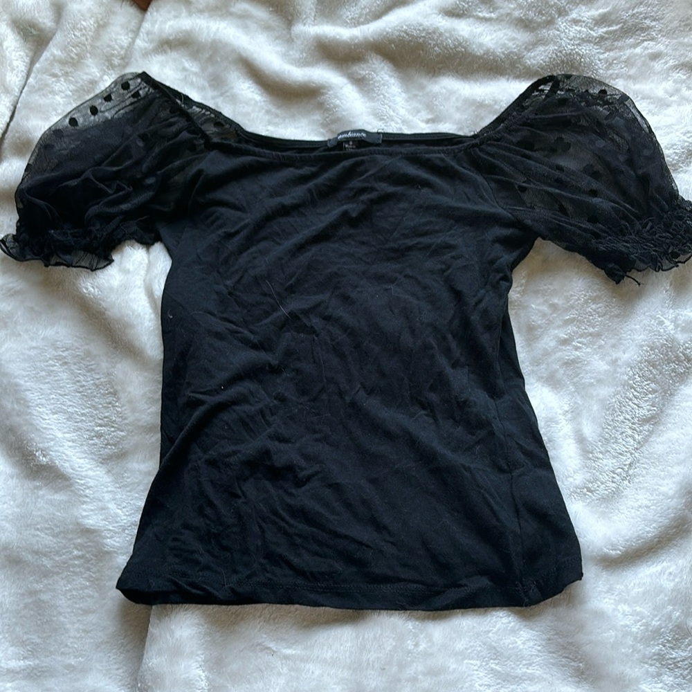 Black T-shirt with puffed sleeves